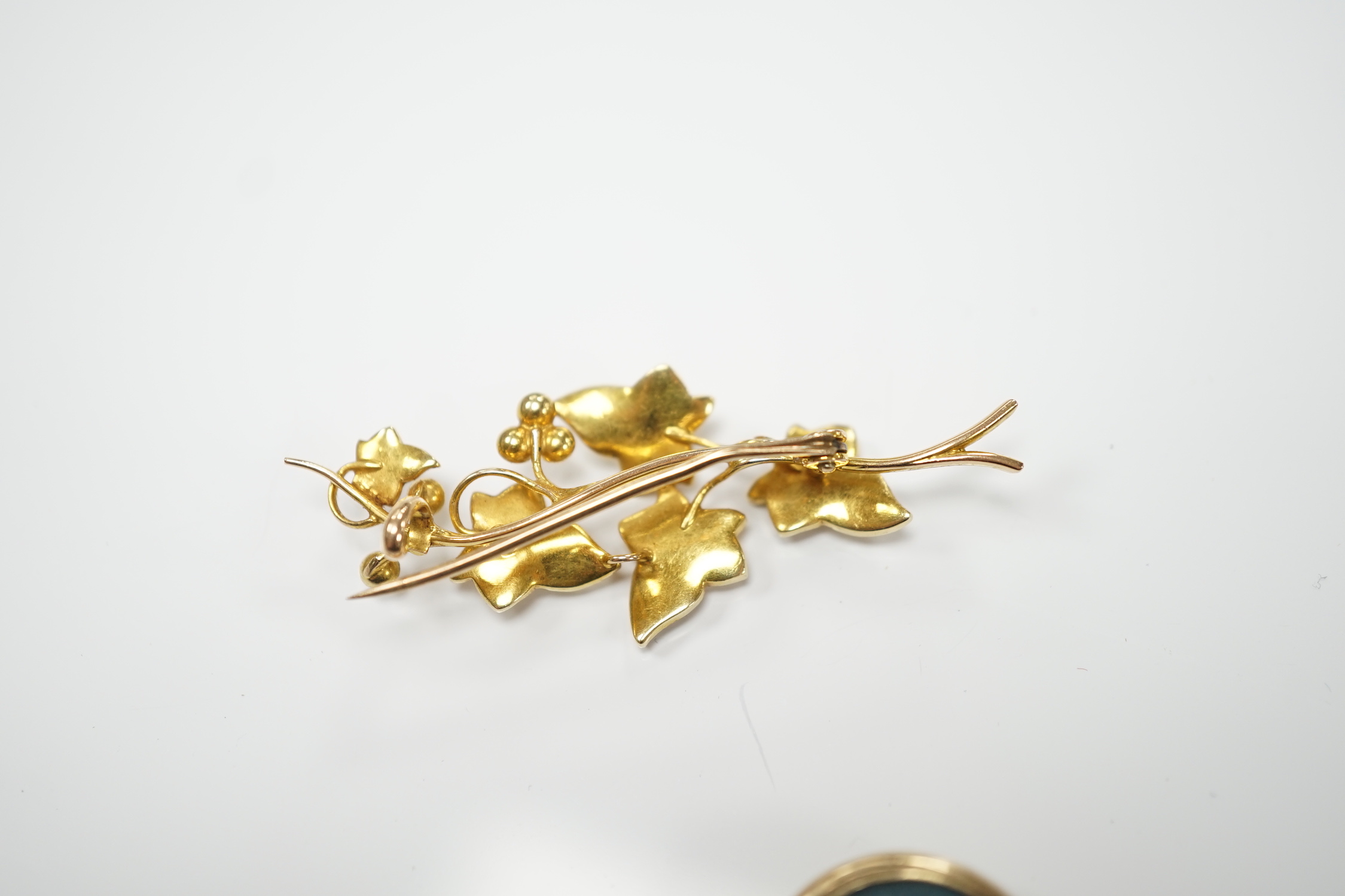 An Edwardian yellow metal and seed pearl set spray brooch, 45mm, together with a similar yellow metal and turquoise cluster set pendant with glazed back.